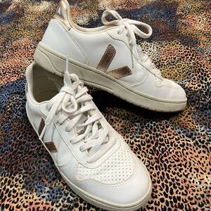 VEJA V-10 Bicolor Metallic Low-Top Sneakers